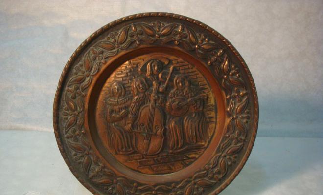 0193-Plat de coure amb grup musical