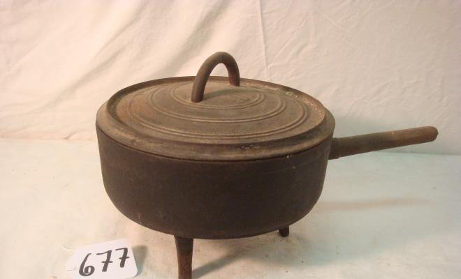 0677-Cassola de ferro amb peus i tapa