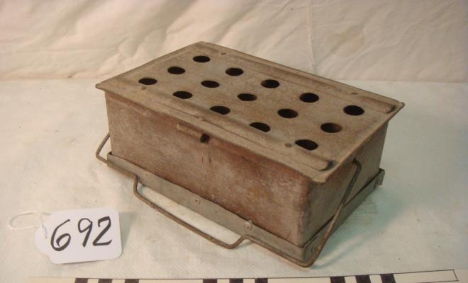 0692-Braser de peus, de llauna