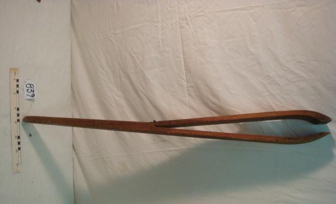 0839-Instrument de fusta de fer espardenyes