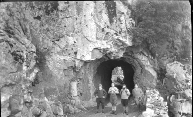 Paisatge muntanya, gent d'excursió. Ogassa?