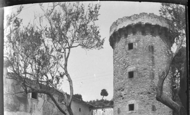 Masia i torre de defensa rodona