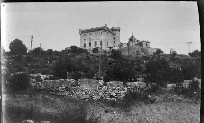 Castell i conjunt amb ermita al costat