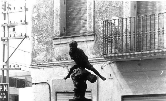 Escultura Nens saltant