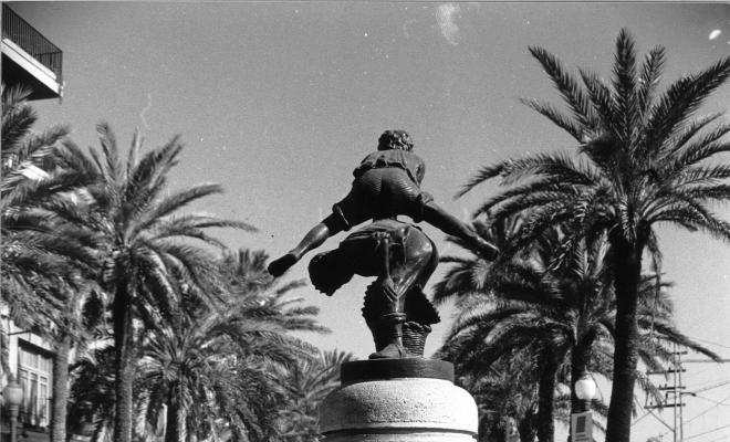 Escultura Nens saltant