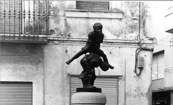 Escultura Nens saltant