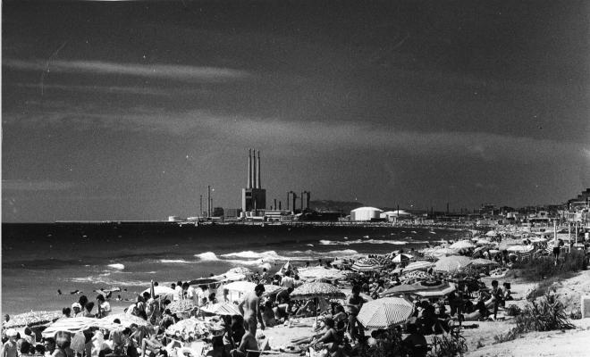 Banyistes a la platja de Badalona