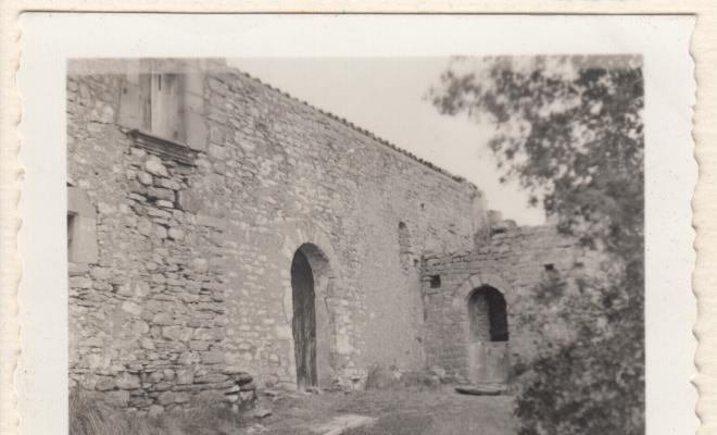 Sant Sadurní de Gallifa. Portal i porta de la Cisterna