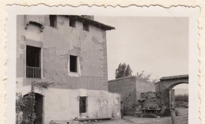 Badalona. Masíes. Can Clarís. Porta principal i matacana