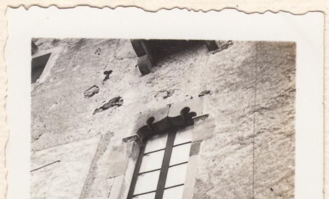 Pomar. Castell del duc de Solferino. Escut i finestra