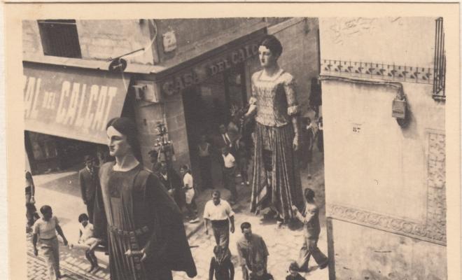 Els gegants entrant a la plaça de la Vila des del carrer de Sant Anastasi