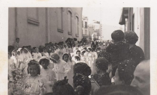 Dia del Corpus. La processó. Les noies de primera comunió