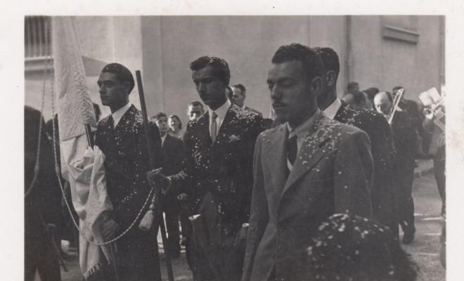 Dia del Corpus. En Planes portant el pendó i a la seva esquerra en Prat