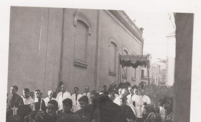 Dia del Corpus. La processó al seu pas pel carrer del Rector