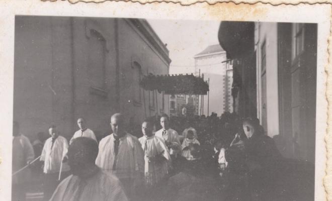 Dia del Corpus. La processó al seu pas pel carrer del Rector