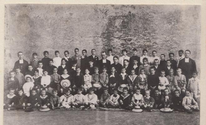 Hno. Bernabé. Maristes. Grup d'escolars joves i mestres, amb identificació