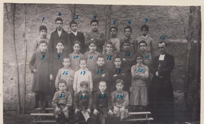 Hno. Bernabé. Maristes. Grup d'escolars grans  amb identificació