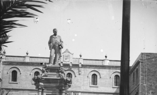 Plaça de la Vila de Badalona. Monument a Arnús