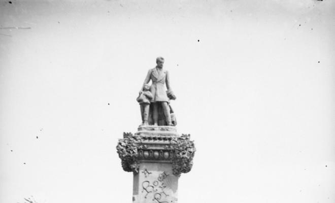 La Rambla amb el monument a Roca i Pi a la part central
