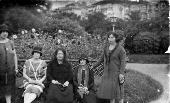 Cinc dones assegudes en un parterre (no Badalona) (ID. JBT-056)