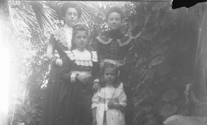 Grup de dones i nenes al badiu o jardí