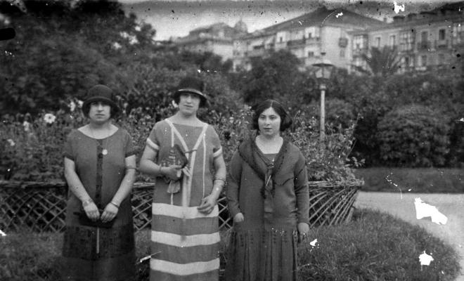 Tres dones de peu davant un parterre (no Badalona) (id. JBT-052)