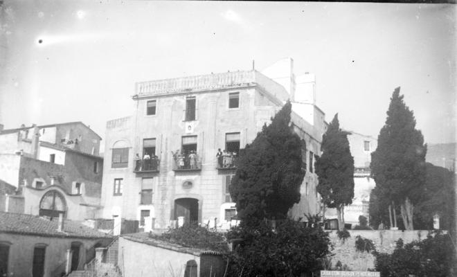 Vista general de l'edifici de Can Real (carrer de la Costa) i entorns des de l'actual Via Augusta