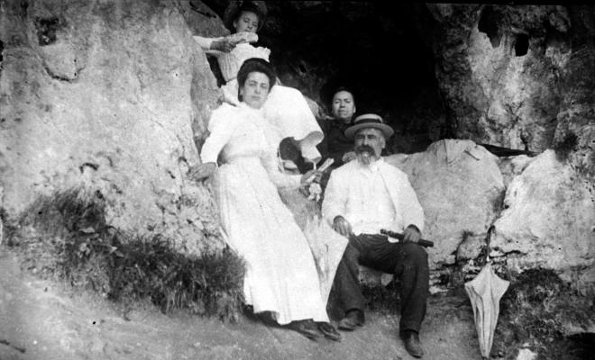 Besavi de Joan Bacarises i tres dones, a muntanya, a Montserrat