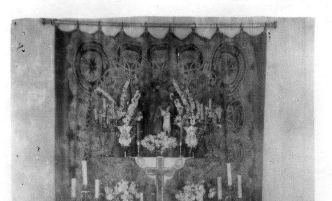 Crònica gràfica; Altars clandestins a cases