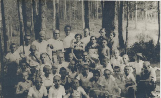 Crònica gràfica; Alcalde Xifré i altres regidors de visita ales colònies escolars a Moià