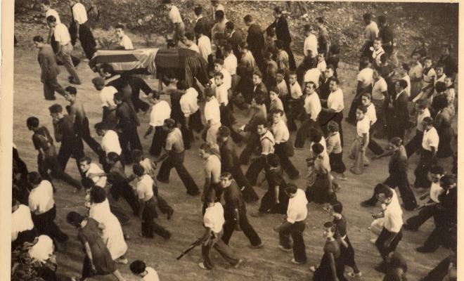 Crònica gràfica; Enterrament del primer milicià mort al front, Antoni Sala i Pont 