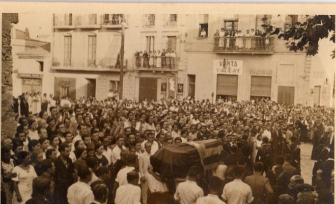 Crònica gràfica; Enterrament del primer milicià mort al front, Antoni Sala i Pont 