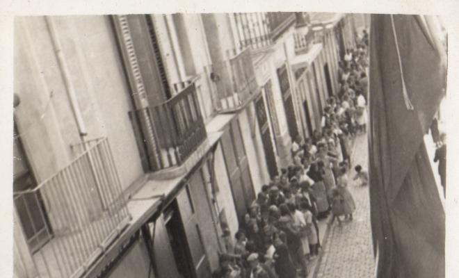 Crònica gràfica;Cues al carrer de Mar per proveir menjar