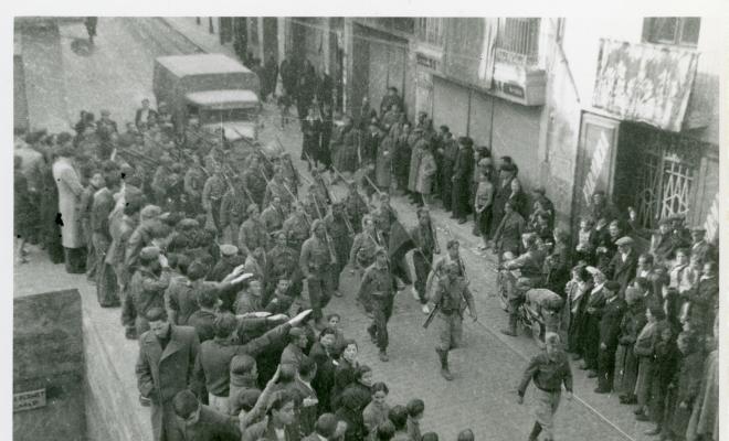 Crònica gràfica;Entrada de les tropes nacionals a Badalona