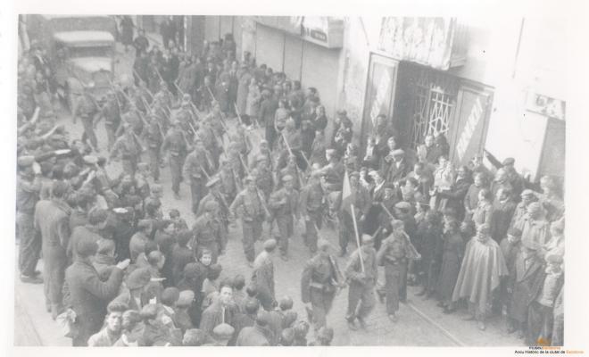 Crònica gràfica;Entrada de les tropes nacionals a Badalona