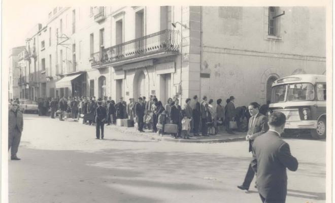 Crònica gràfica;Riuada  Besòs 1962. Estació de tren de Badalona com a final de trajecte