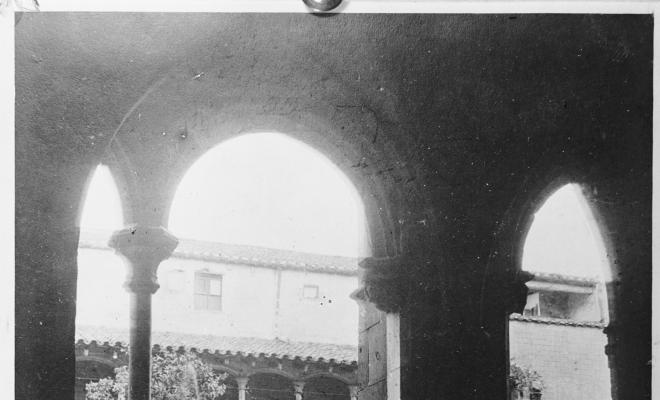 Foto de foto. Sant Jeroni de la Murtra. Detall claustre