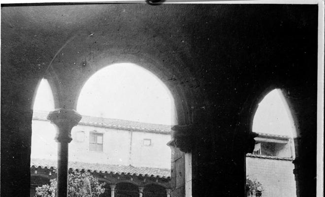 Foto de foto. Sant Jeroni de la Murtra. Detall del claustre