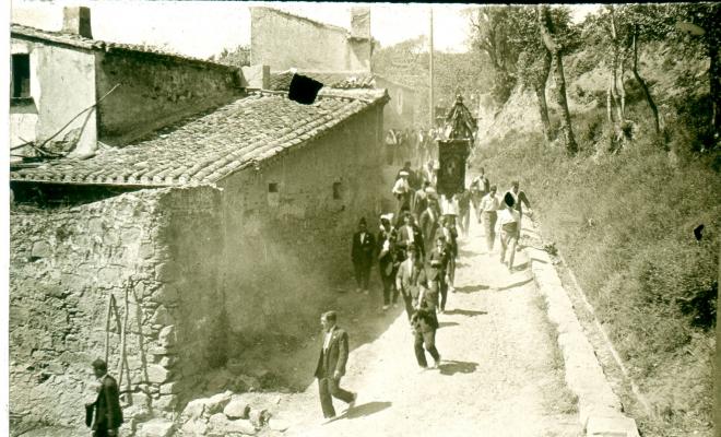 Processó amb estandars pel camí de la carrerada (Festa Major? 1929-1930)