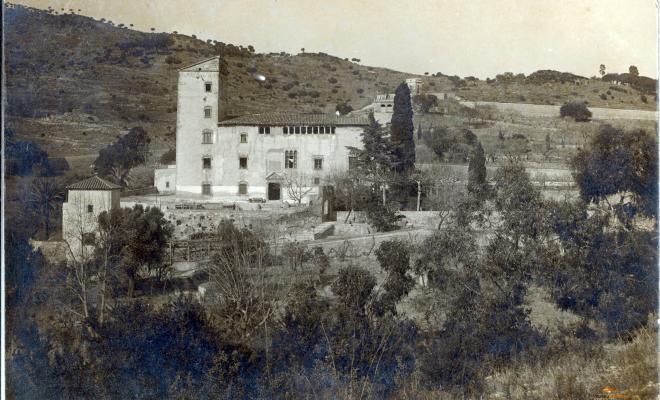 Vista de Can Tiano amb tribuna i carrer