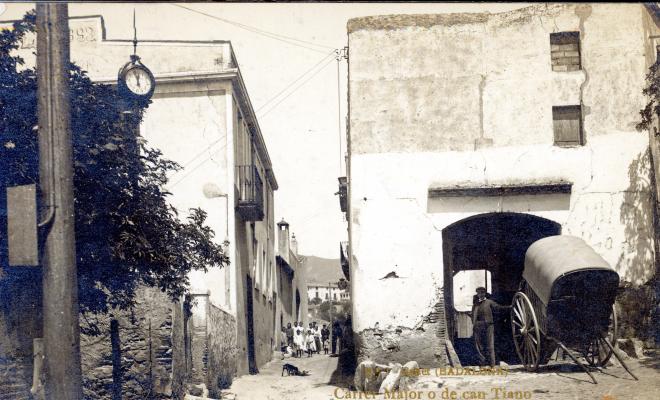 Vista de Can Tiano i el carrer, encara sense la tribuna