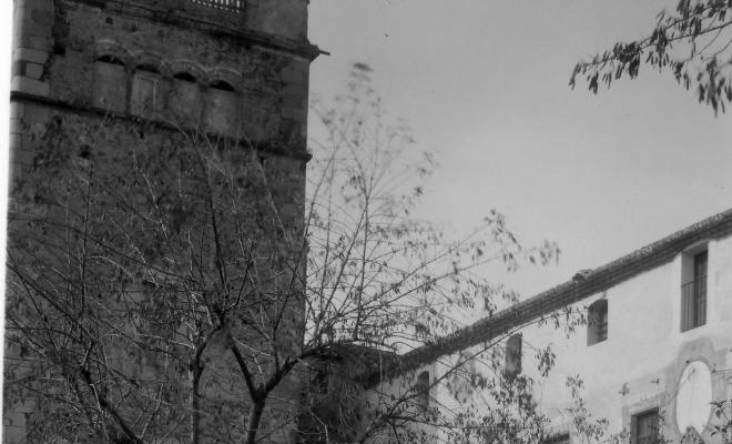 Sant Jeroni de la Murtra. Patí davant porta entrada i torre de defensa