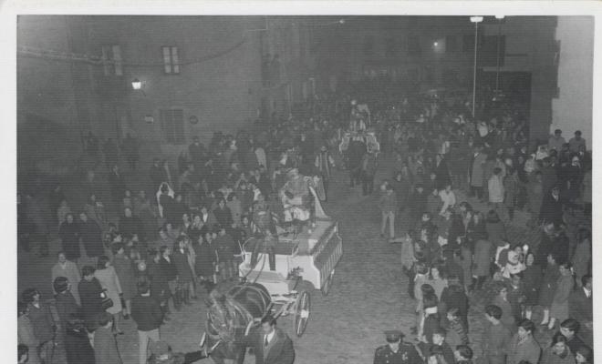 Cavalcada dels reis d'Orient. Carrossa dels reis a la plaça de la Vila