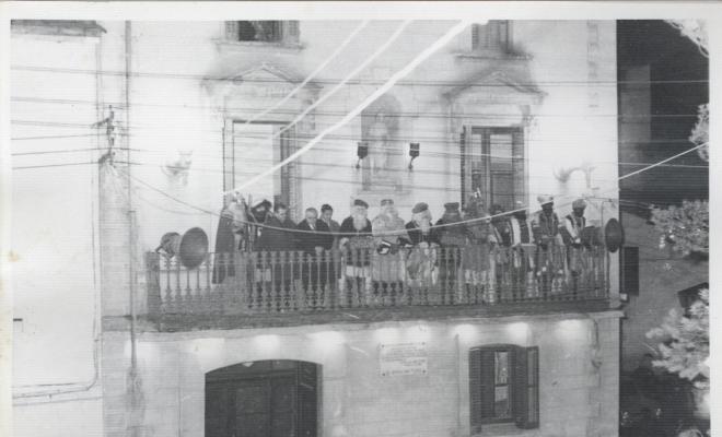 Cavalcada dels reis d'Orient. Parlaments al balcó de la Casa de la Vila