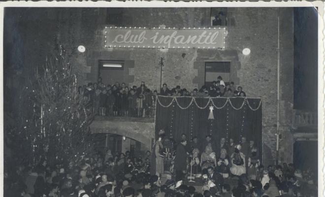 Cavalcada dels reis d'Orient. Recepció dels reis davant del Club Infantil amb l'alcalde Josep Vidal