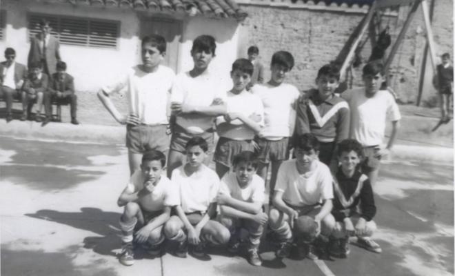 Equip infantil d'handbol a la pista del Club Infantil