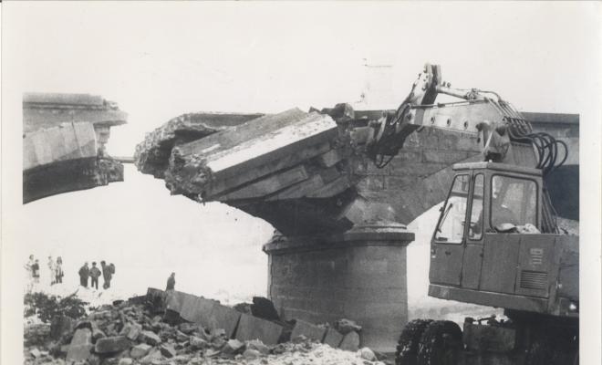 Enderroc de l'antic pont de Can Pujades. Inici de construcció de la passera per a vianants