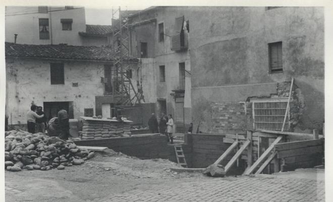 Construcció de l'antic edifici de correus a la Plaça Coll i Dorca