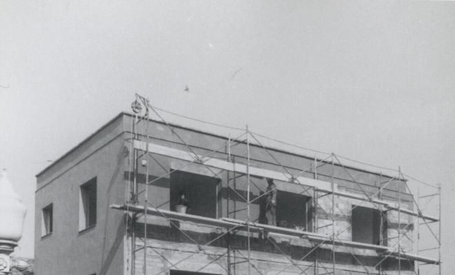 Construcció de l'antic edifici de correus a la Plaça Coll i Dorca