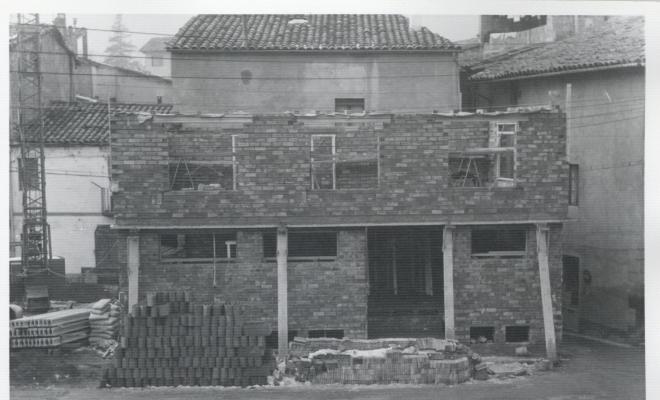 Construcció de l'antic edifici de correus a la Plaça Coll i Dorca